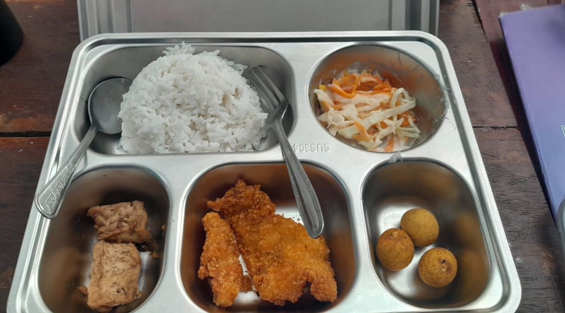 Menu MBG di SMAN 13 Samarinda, terdiri dari nasi putih, tahu goreng, ayam katsu, salad wortel dan kol, serta buah kelengkeng.